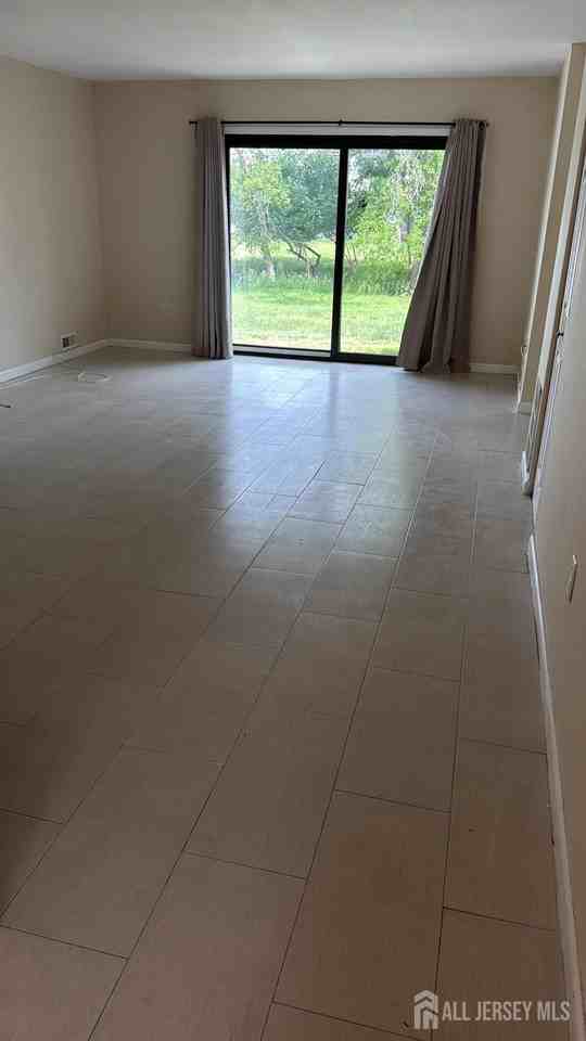 246 Hampshire Ct - Photo 2 of 8