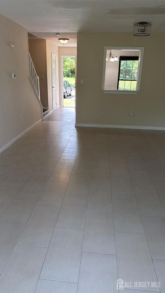 246 Hampshire Ct - Photo 3 of 8