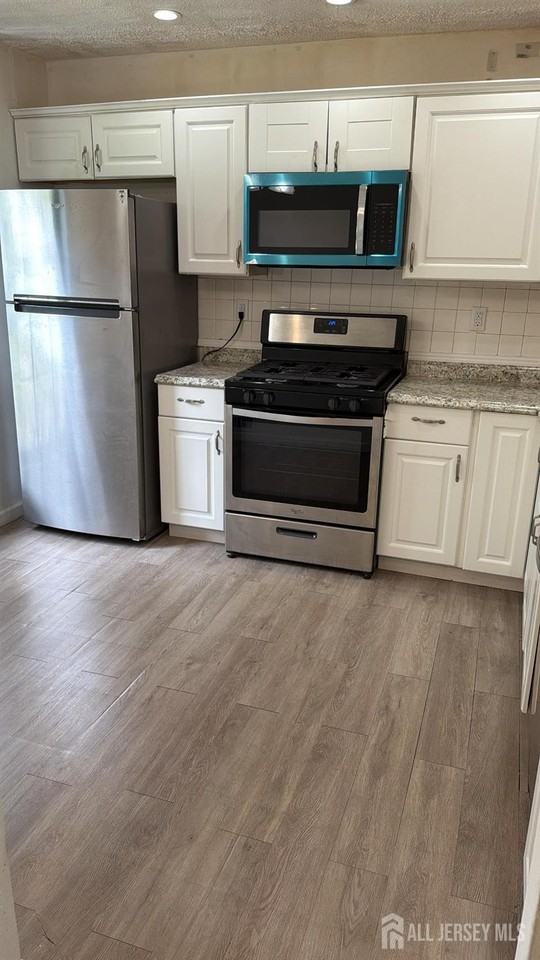246 Hampshire Ct - Photo 4 of 8