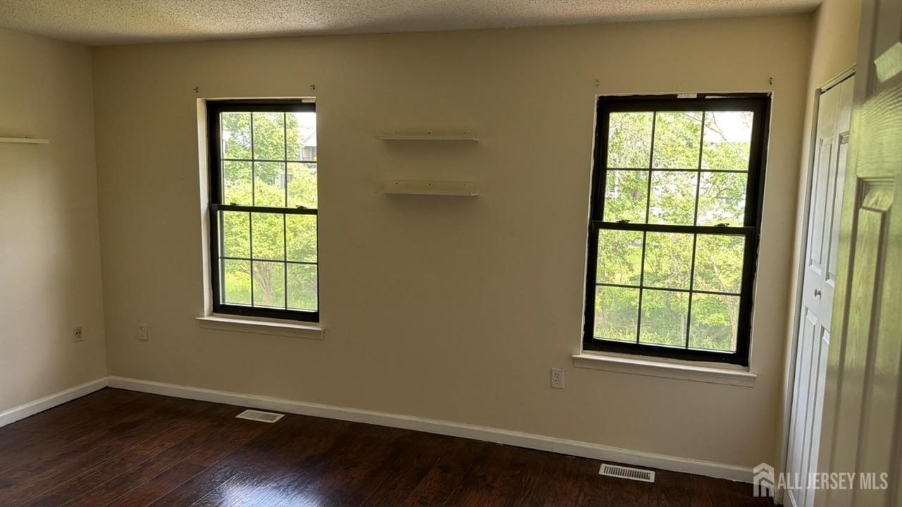 246 Hampshire Ct - Photo 5 of 8