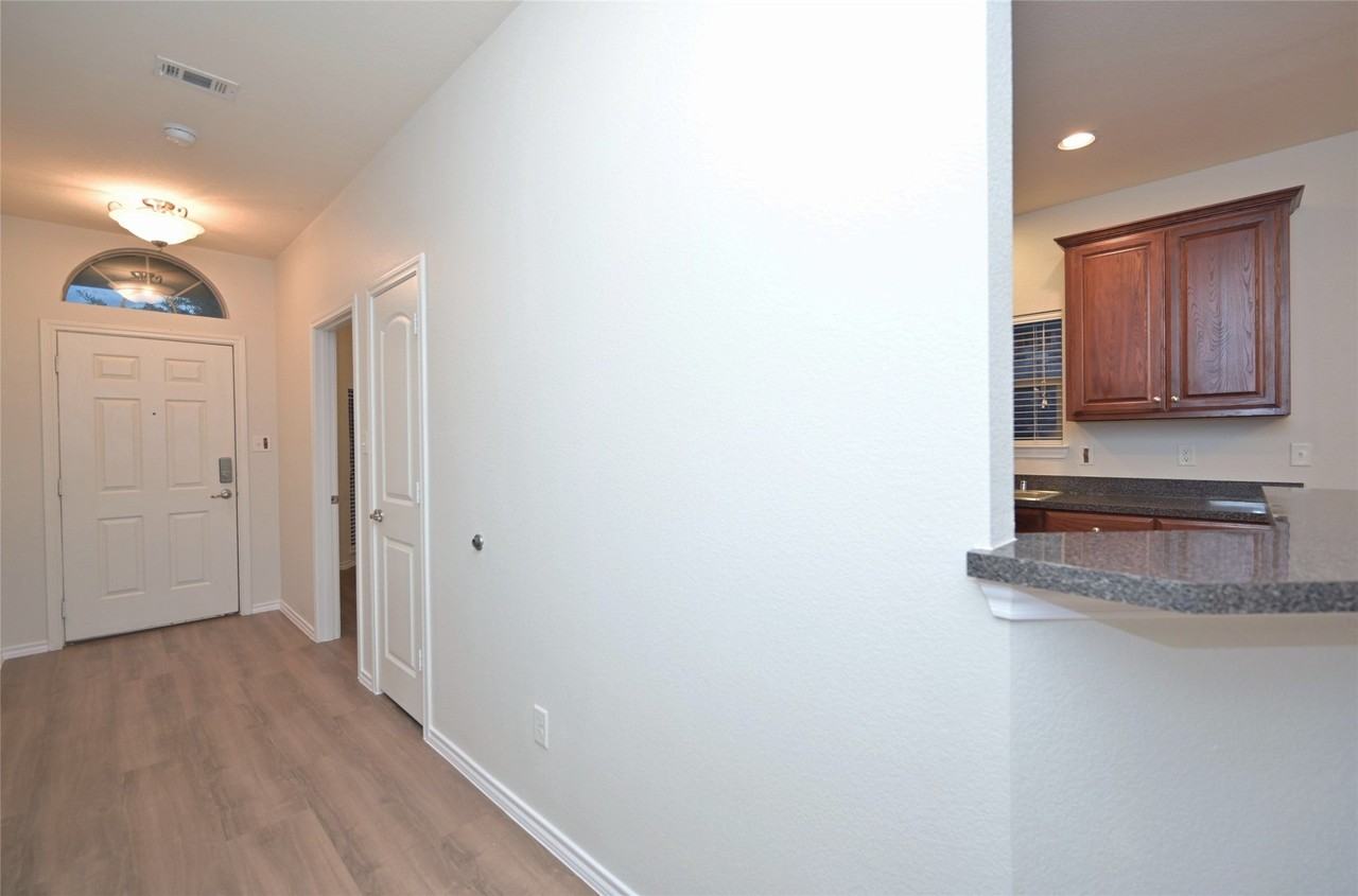 1204 Varacruz Dr - Photo 4 of 40