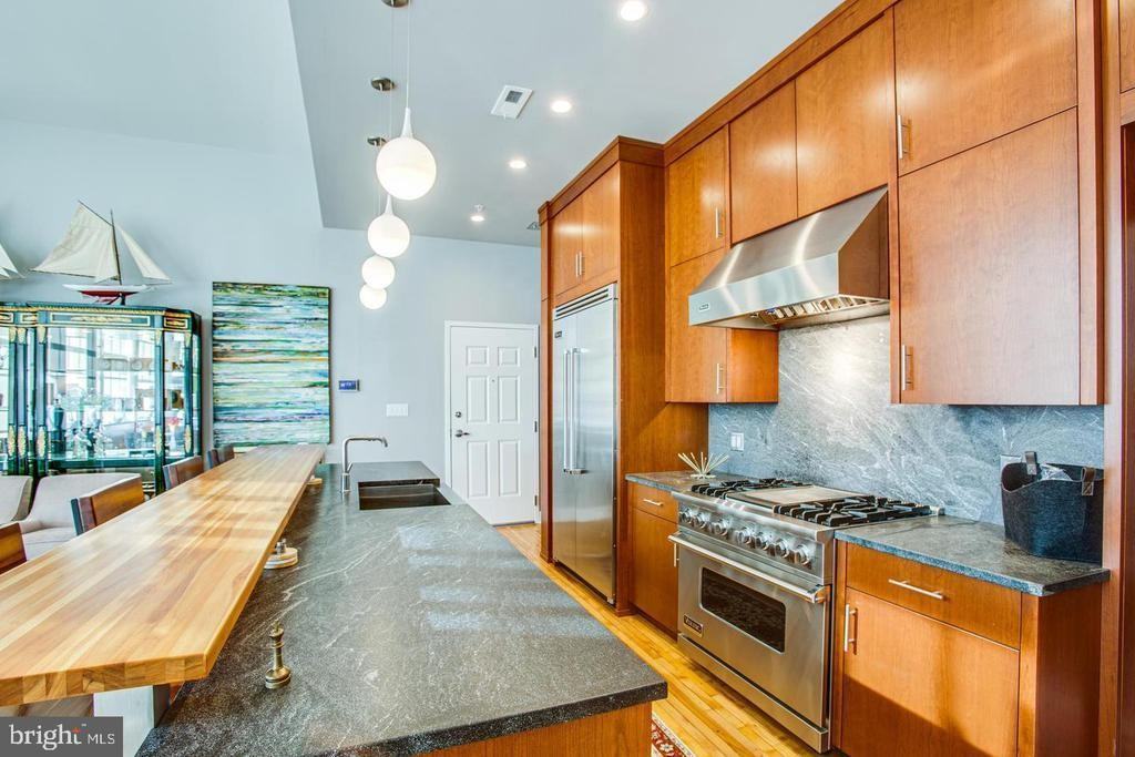 900 Barton St - Photo 5 of 46