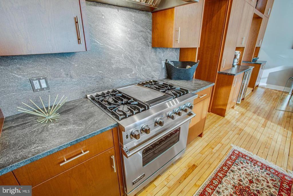900 Barton St - Photo 7 of 46
