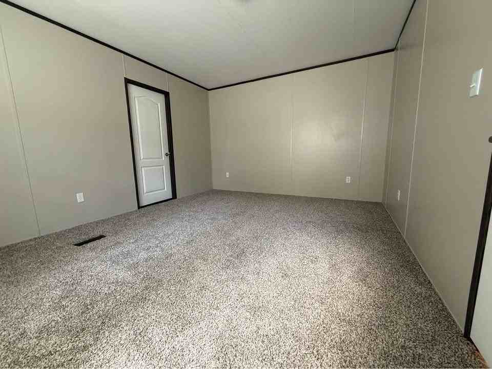 605 Kathy St - Photo 6 of 13