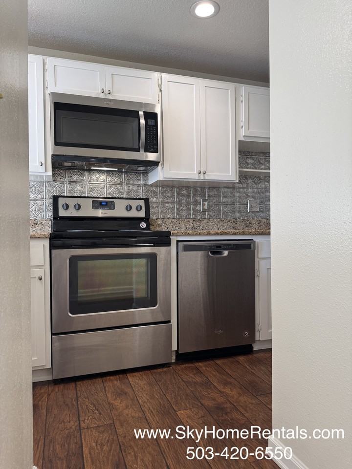 2180 Maplewood Drive South - Photo 4 of 19