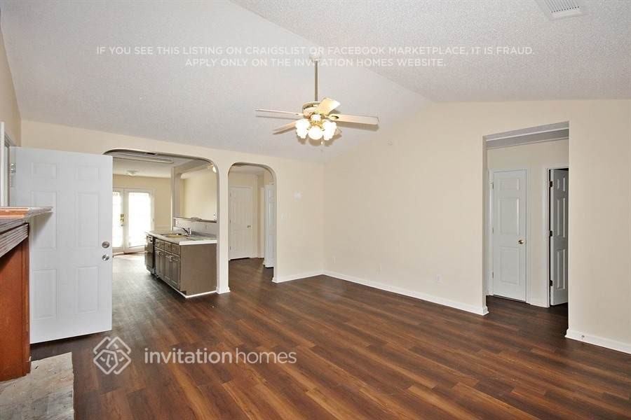 1406 N Hampton Dr - Photo 3 of 11