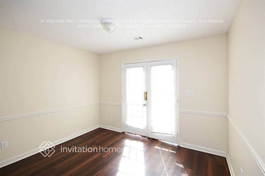 1406 N Hampton Dr - Photo 4 of 11