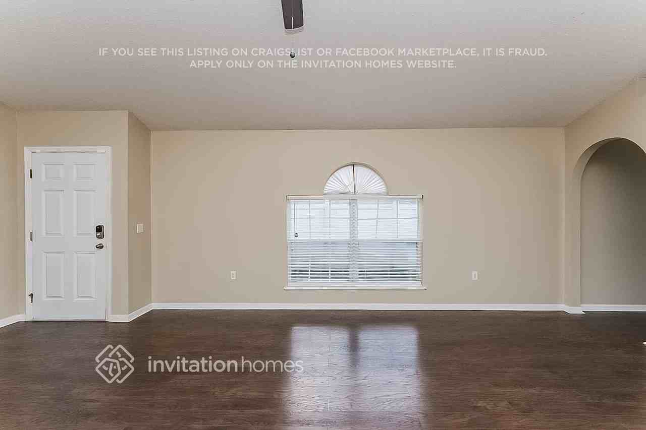 17037 Holmby Ct - Photo 3 of 30