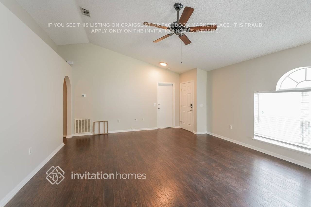 17037 Holmby Ct - Photo 4 of 30