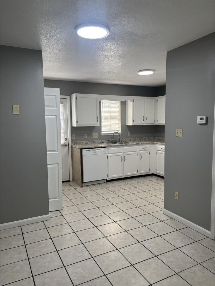 1018 Crossing Brook Way - Photo 5 of 26