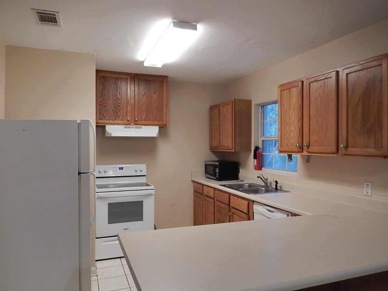 212 Edwards St - Photo 5 of 27