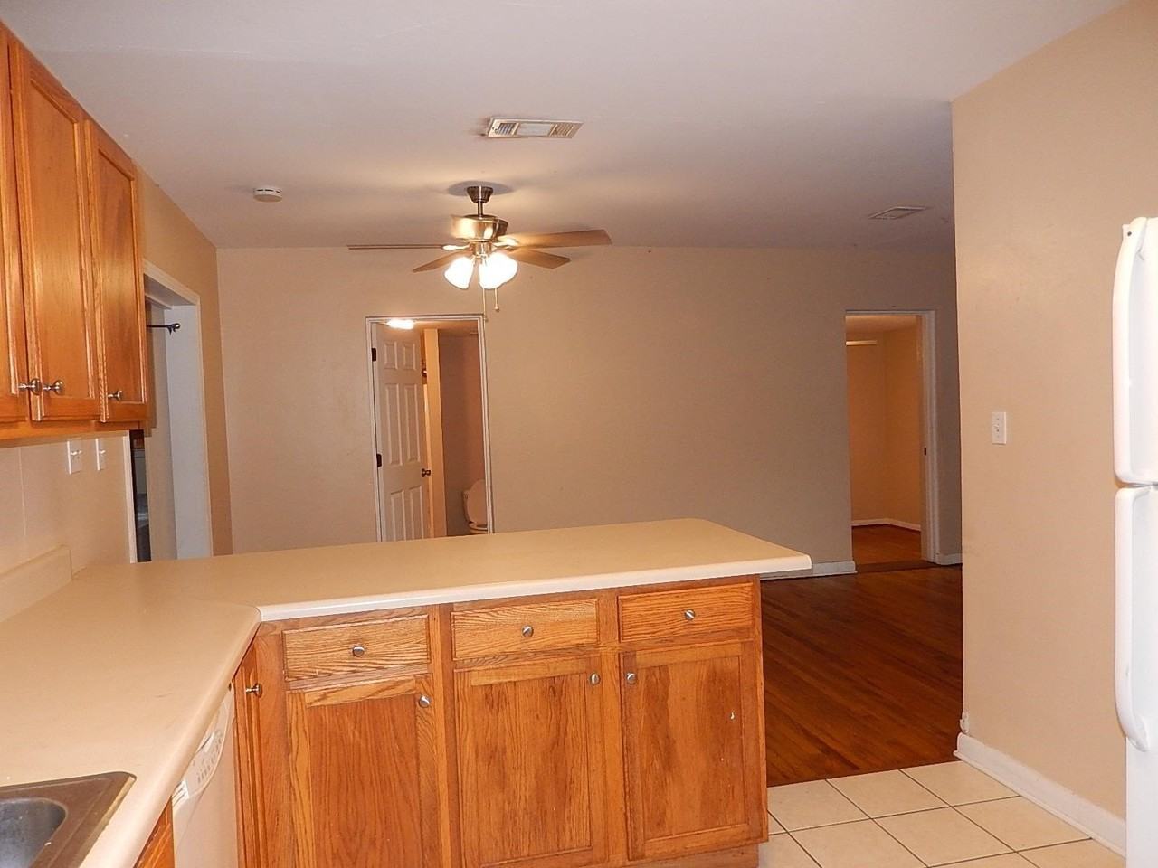 212 Edwards St - Photo 6 of 27