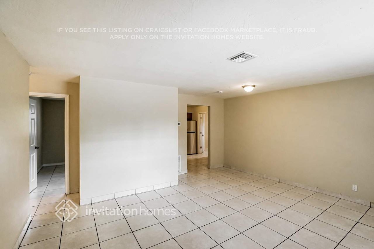 1380 Sw 26th Ter - Photo 3 of 17
