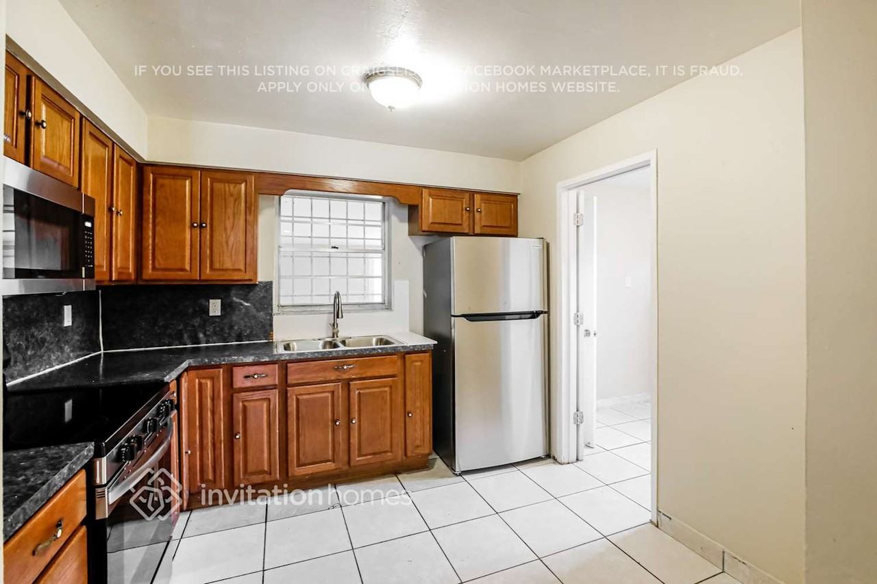 1380 Sw 26th Ter - Photo 5 of 17