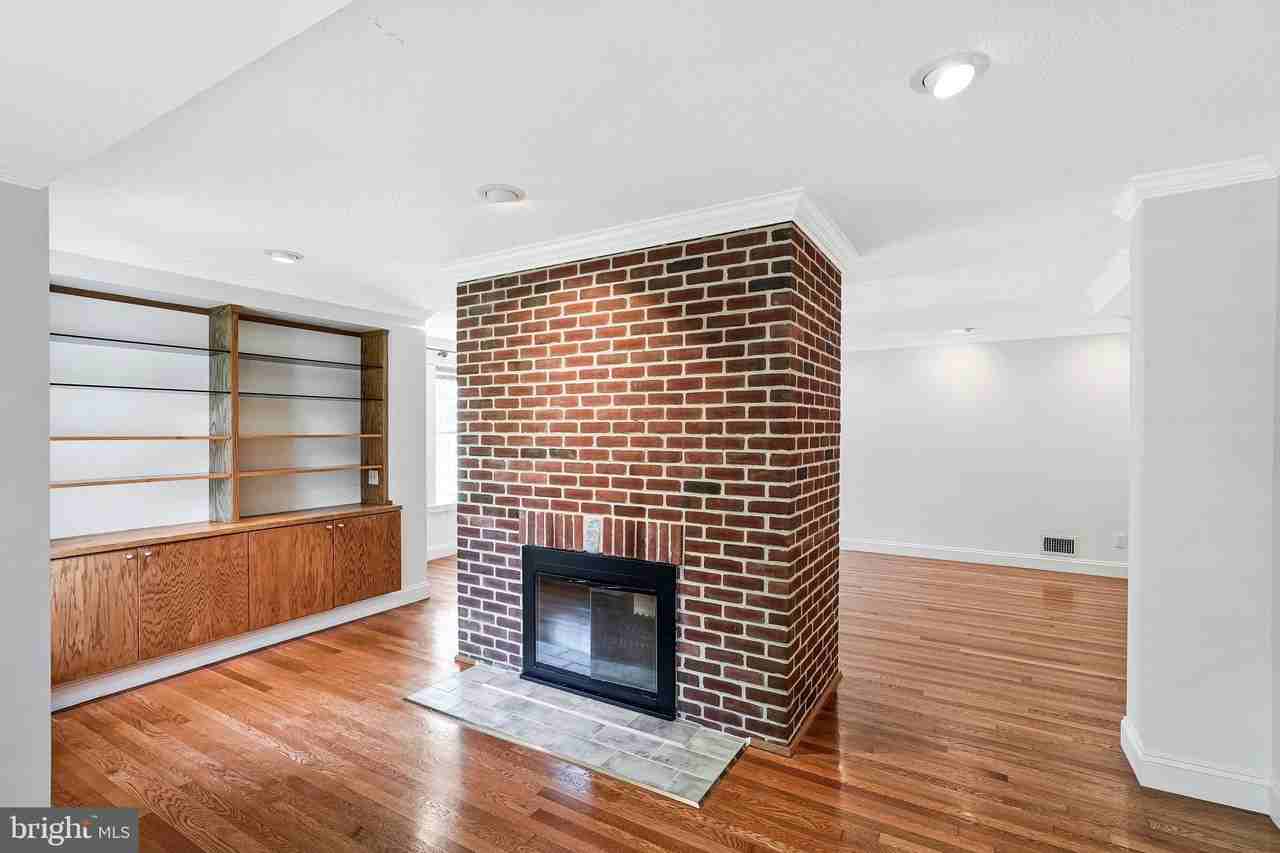 4401 Davenport St Nw - Photo 4 of 34