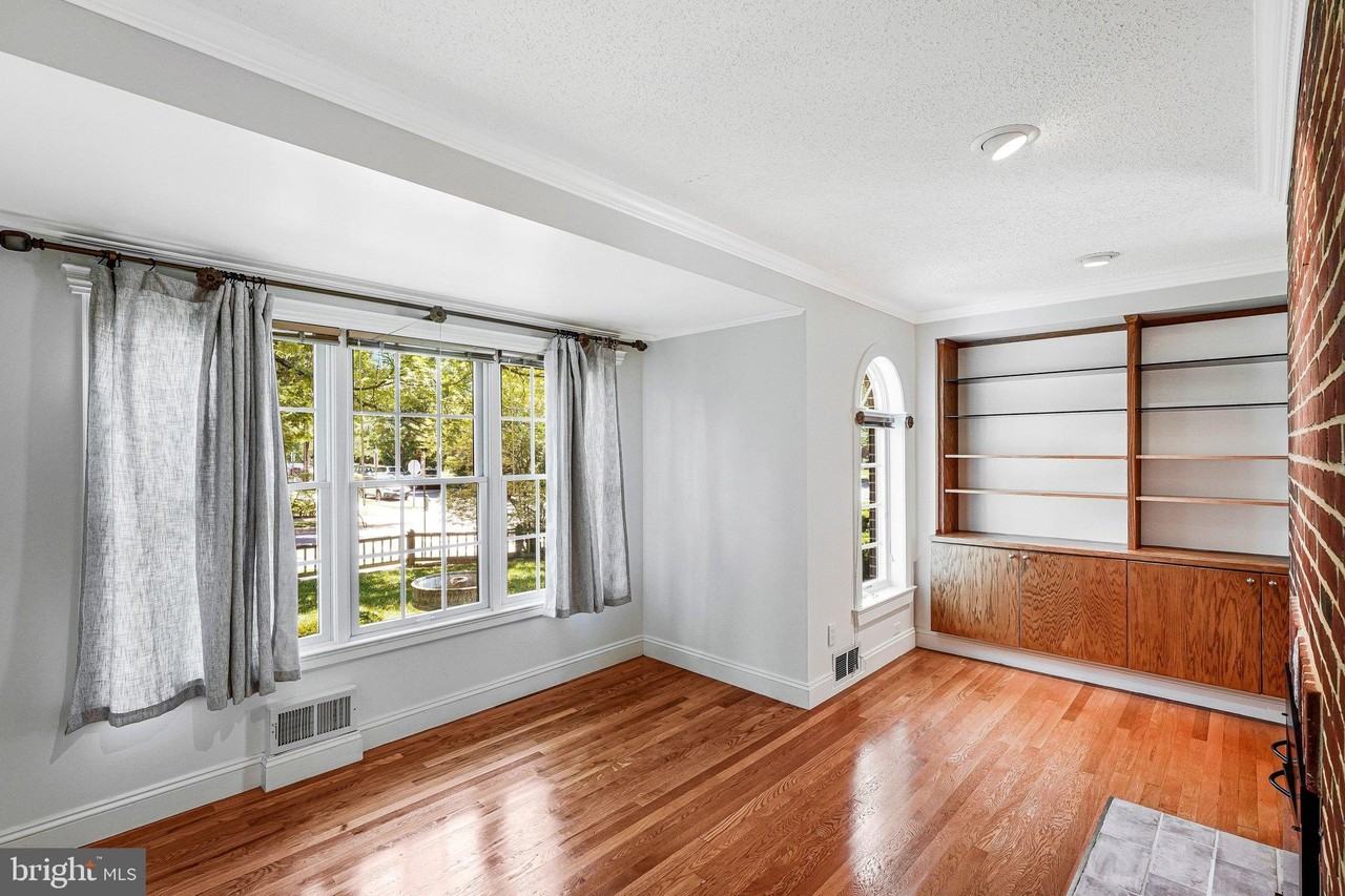 4401 Davenport St Nw - Photo 5 of 34