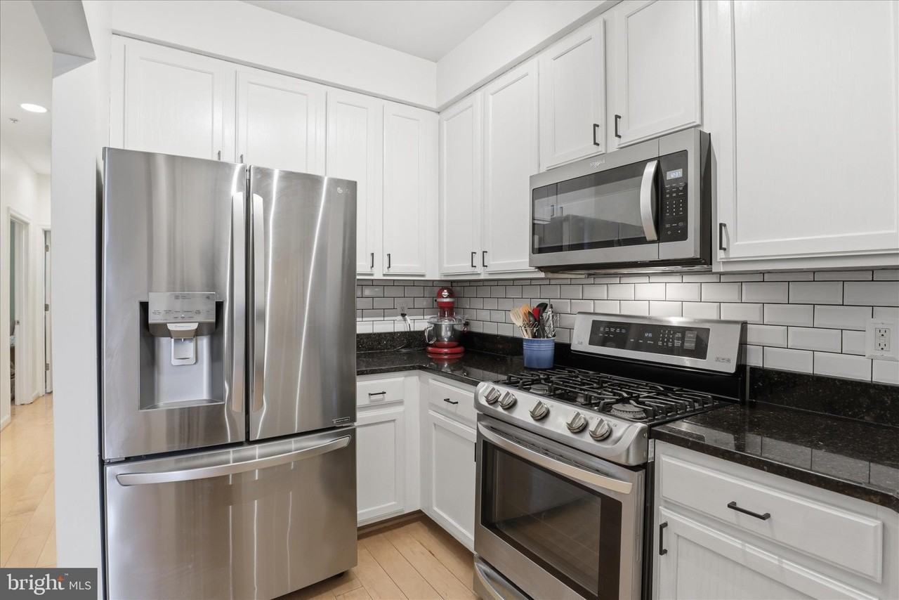 257 14th St Se #B - Photo 6 of 23