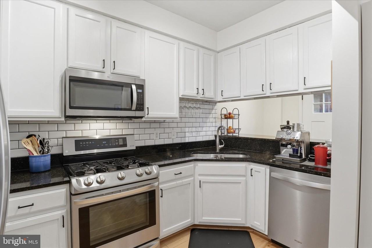 257 14th St Se #B - Photo 7 of 23