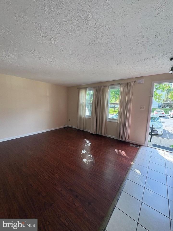 11149 Captains Walk Ct - Photo 2 of 14