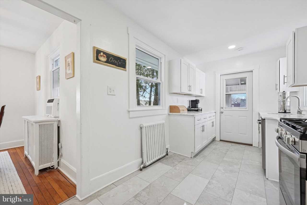 232 Forrest Ave - Photo 6 of 41