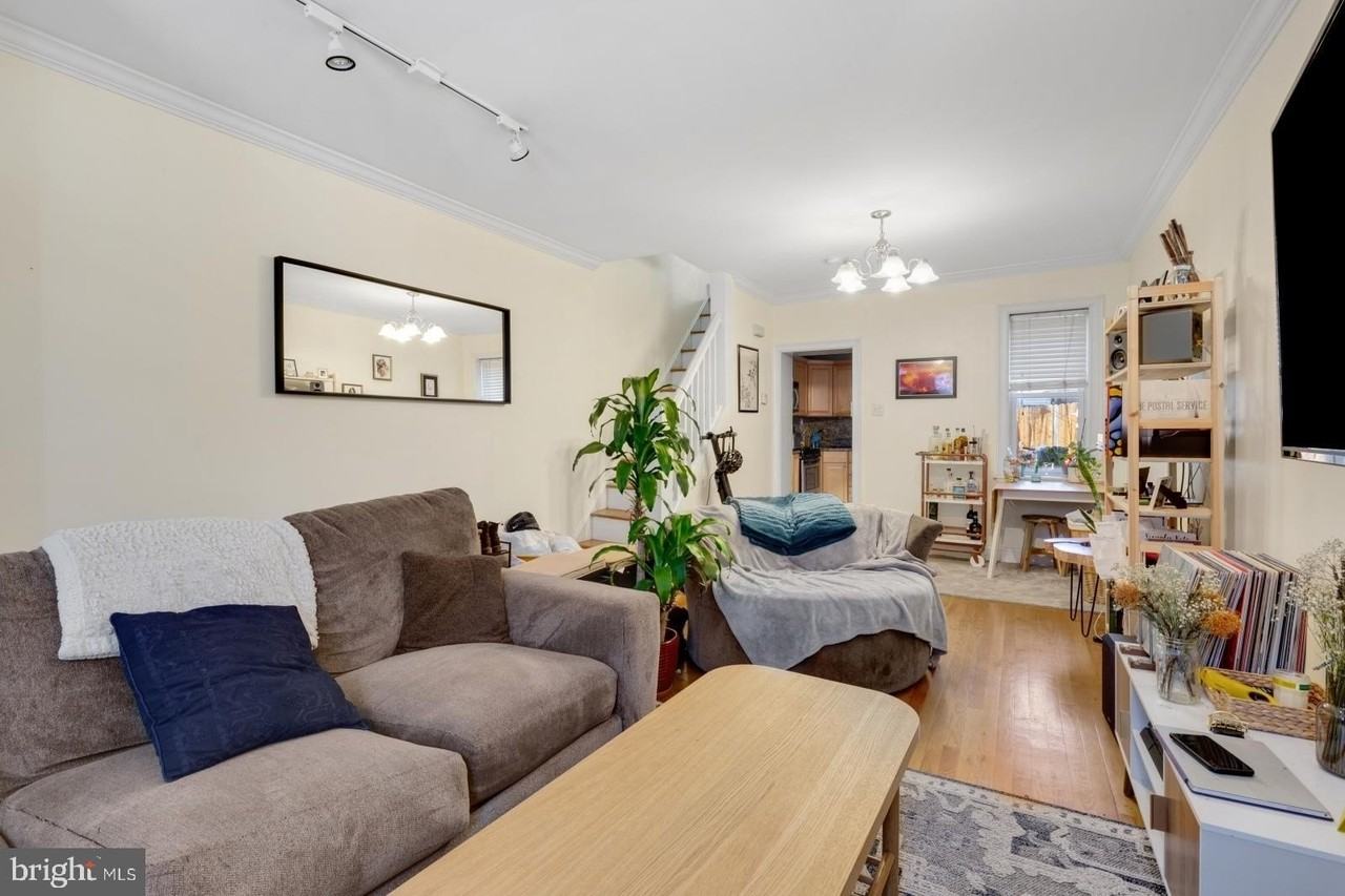 824 N Judson St - Photo 3 of 23