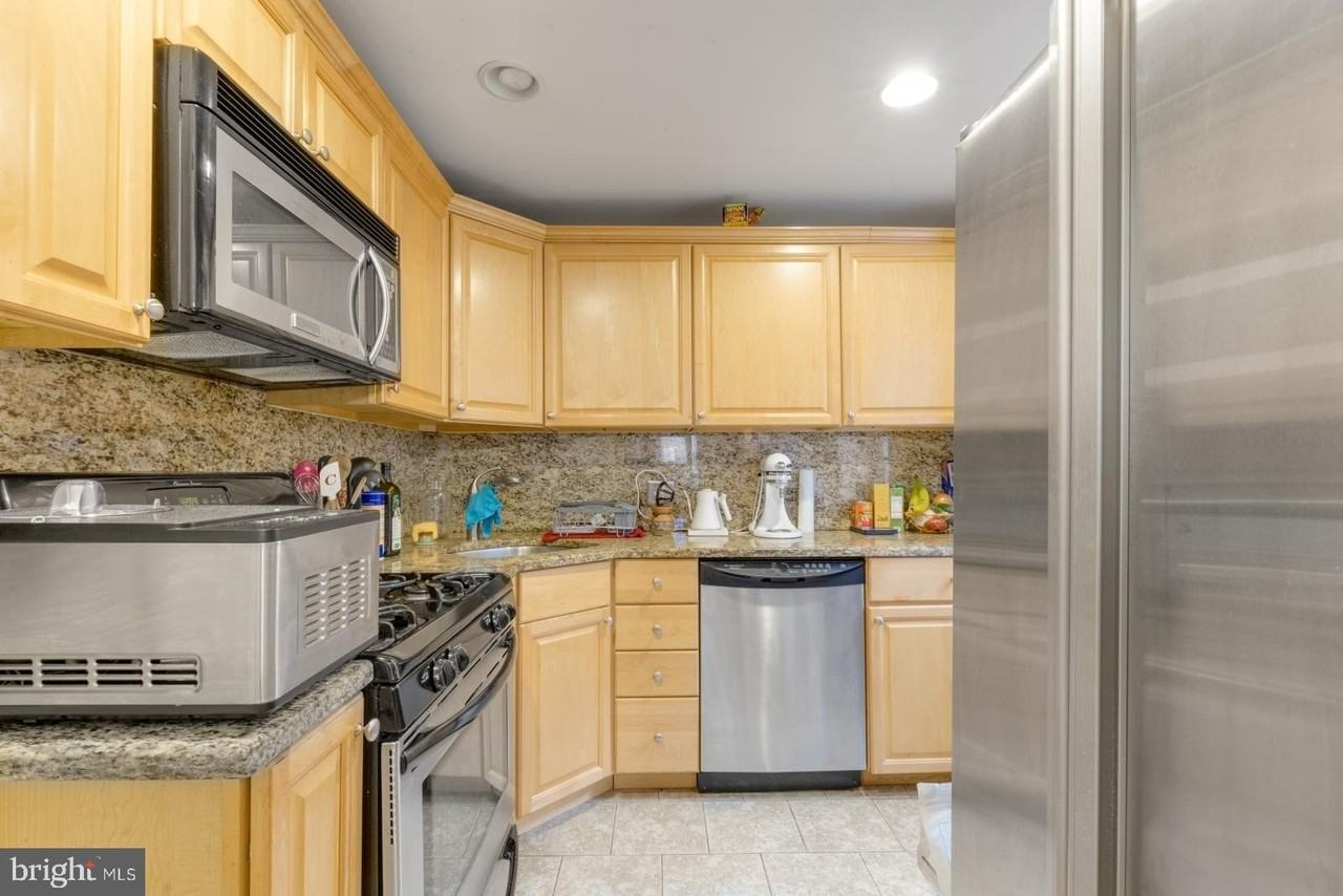824 N Judson St - Photo 7 of 23