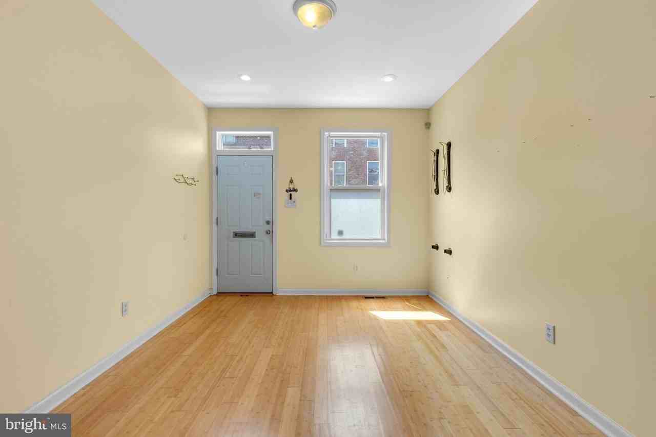 2476 Emerald St - Photo 4 of 29