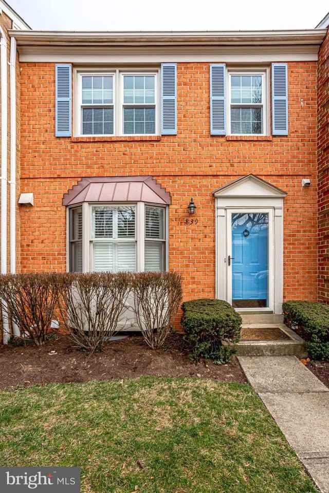 839 N Greenbrier St - Photo 2 of 46