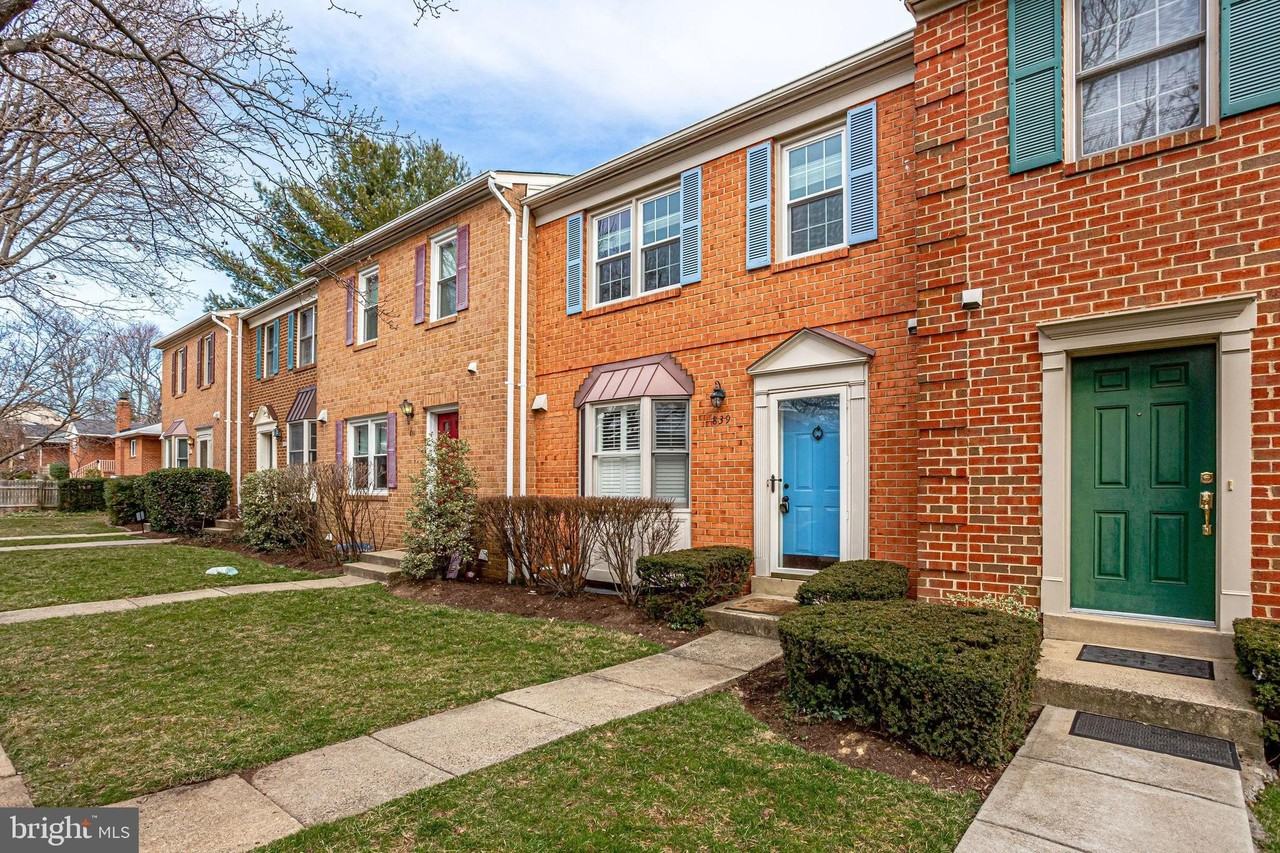 839 N Greenbrier St - Photo 4 of 46