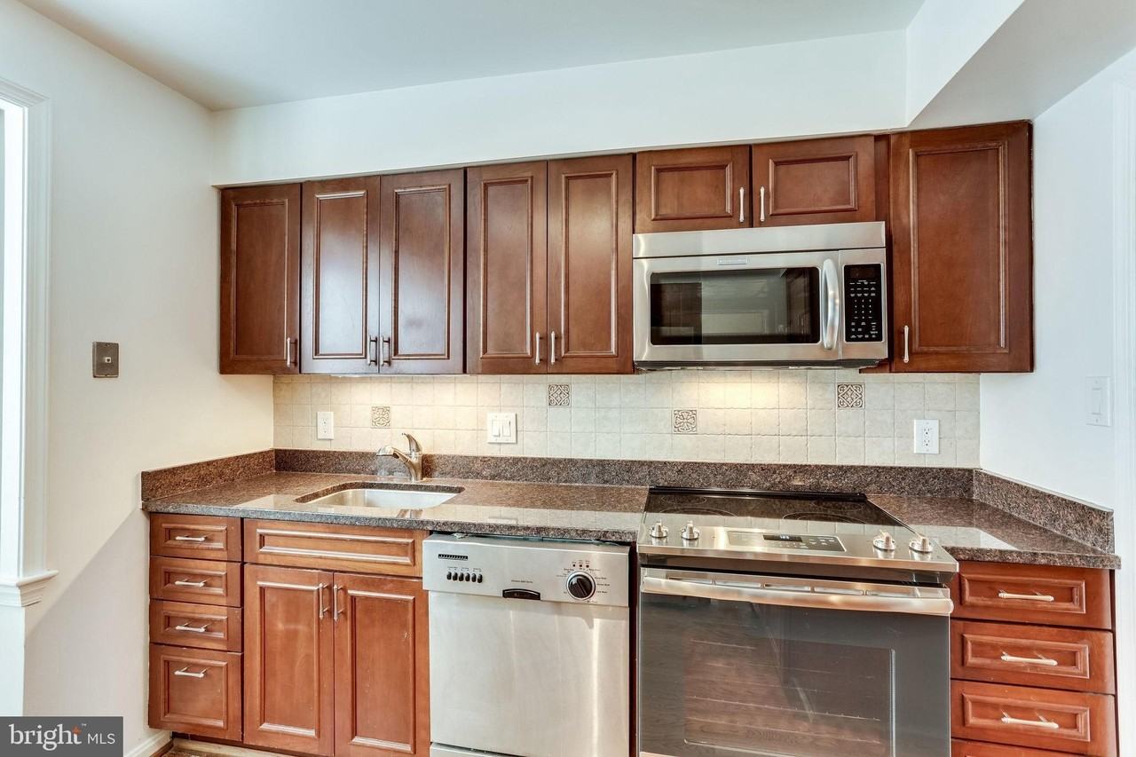 839 N Greenbrier St - Photo 5 of 46