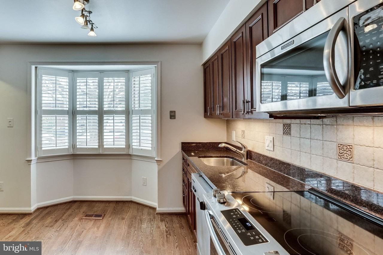 839 N Greenbrier St - Photo 6 of 46