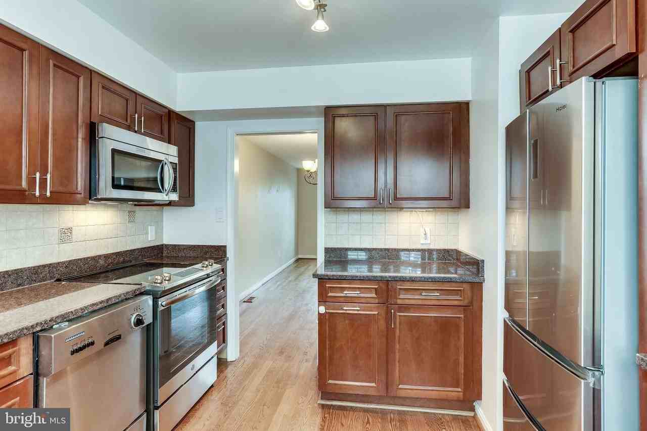 839 N Greenbrier St - Photo 7 of 46