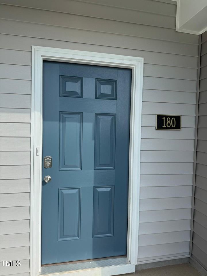 180 Starlight St - Photo 3 of 17