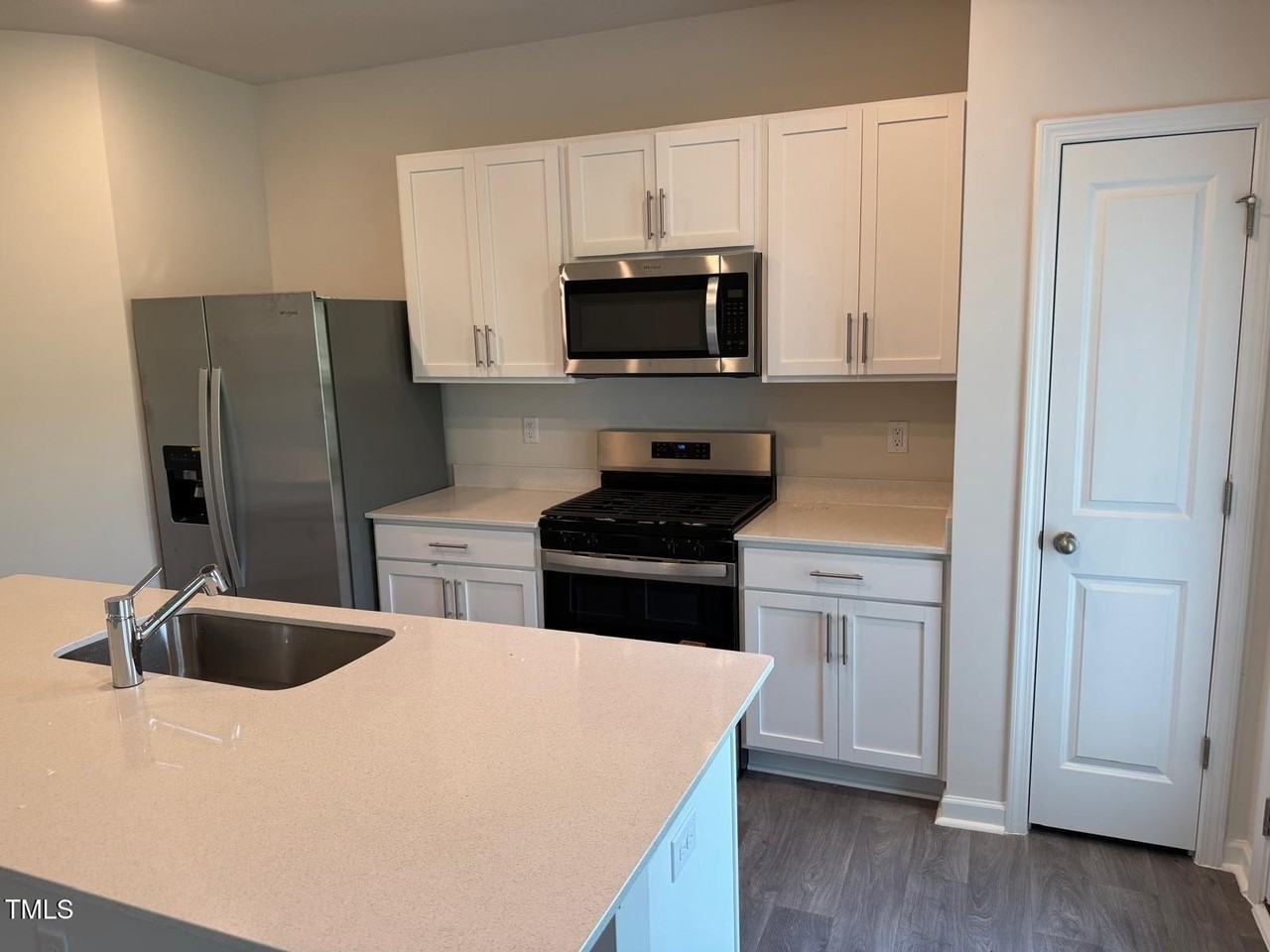 180 Starlight St - Photo 6 of 17