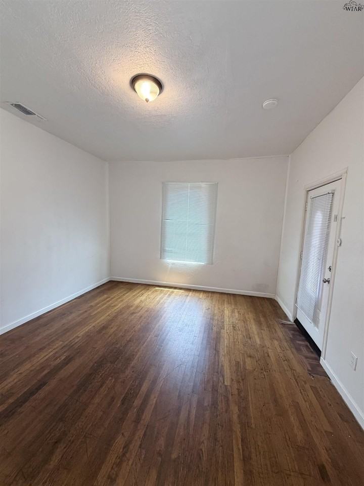 1111 Monroe St - Photo 5 of 8