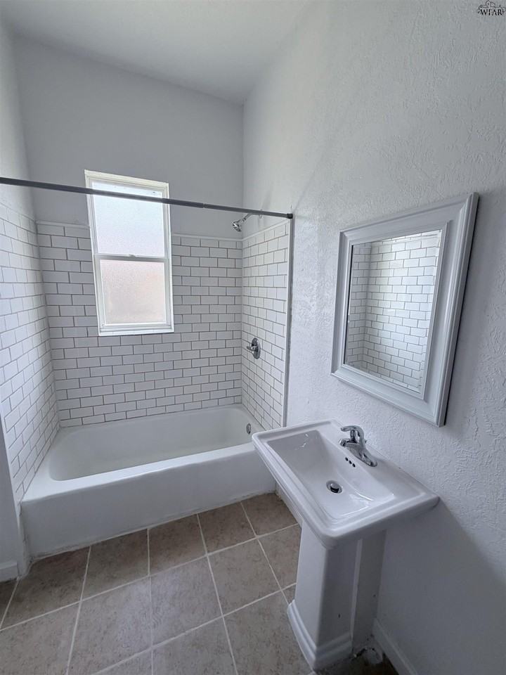 1111 Monroe St - Photo 7 of 8