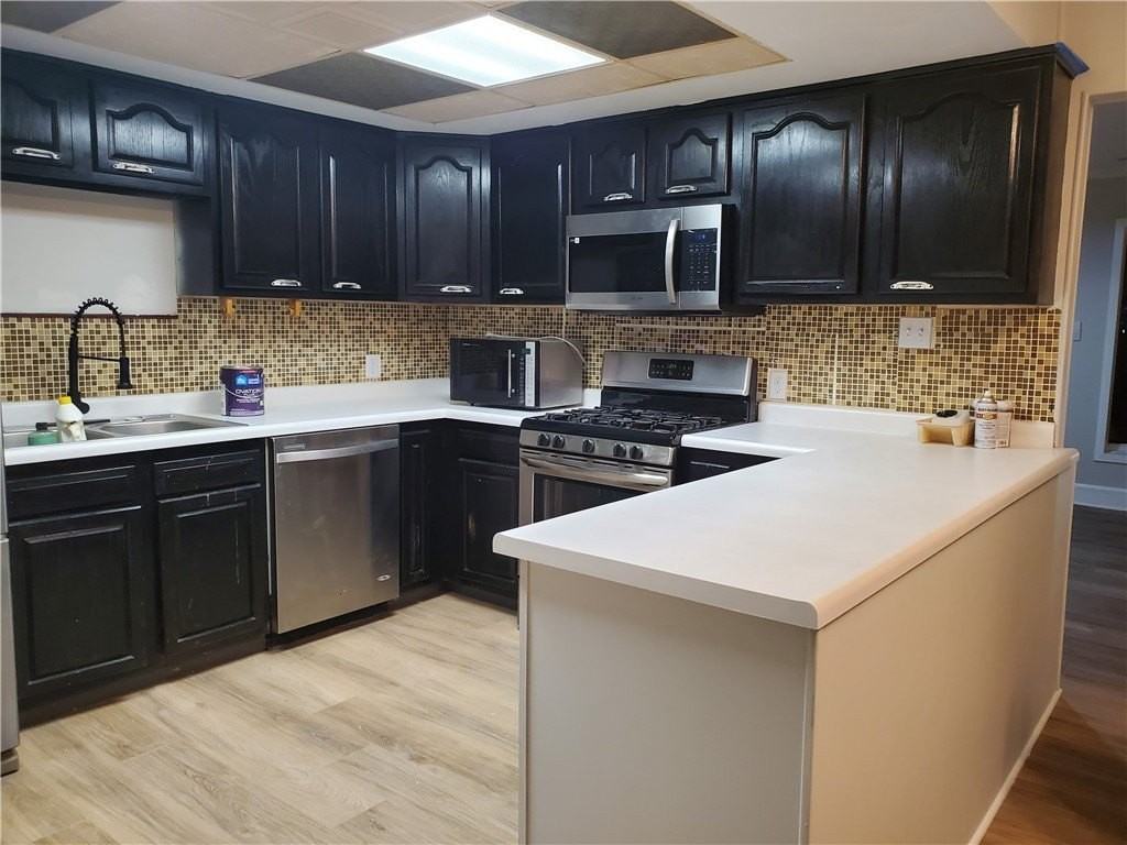 411 Sussex Dr - Photo 2 of 19