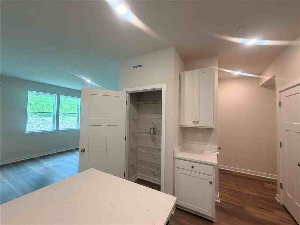 143 Scotland Ln - Photo 6 of 21