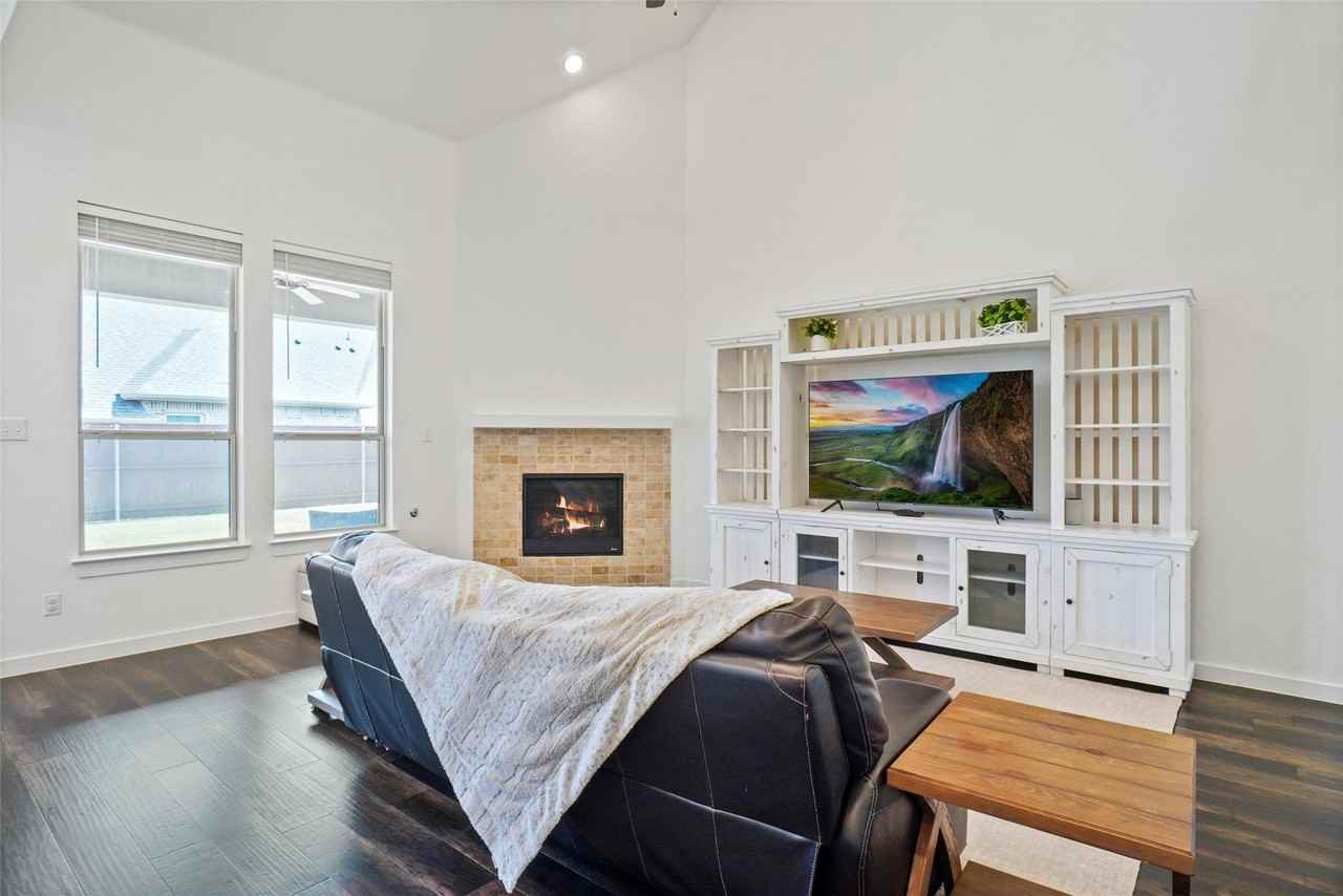 525 Overton Ave - Photo 4 of 34