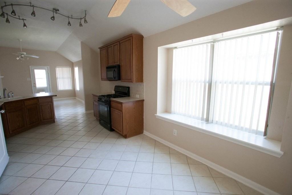 2725 Sunlight Dr - Photo 4 of 13