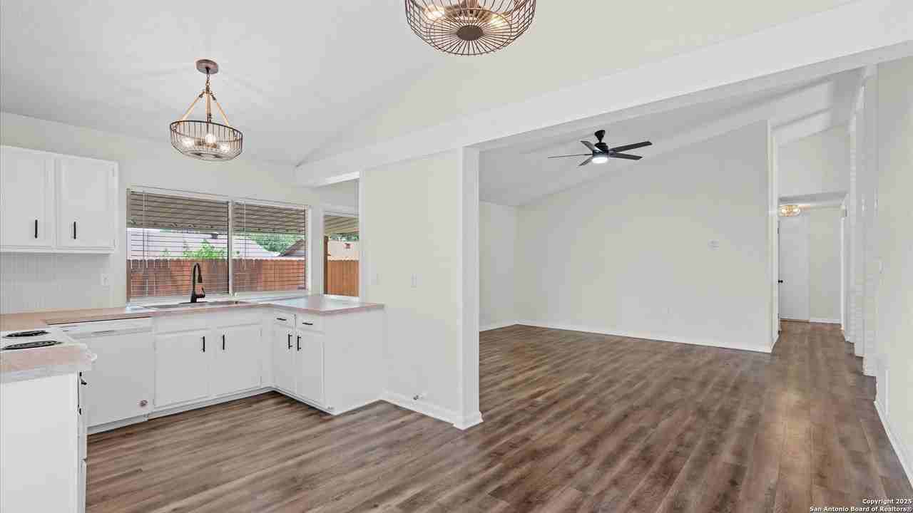 5815 Freemans Farm St - Photo 7 of 24