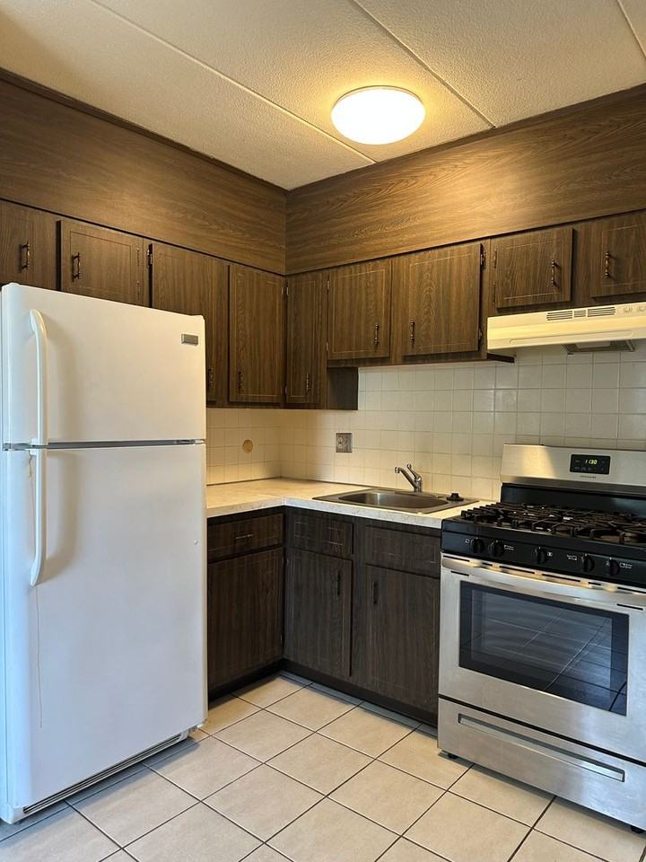 225 Independence Ave - Photo 6 of 8