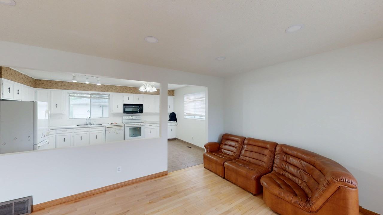 15811 114 St NW - Photo 2 of 12