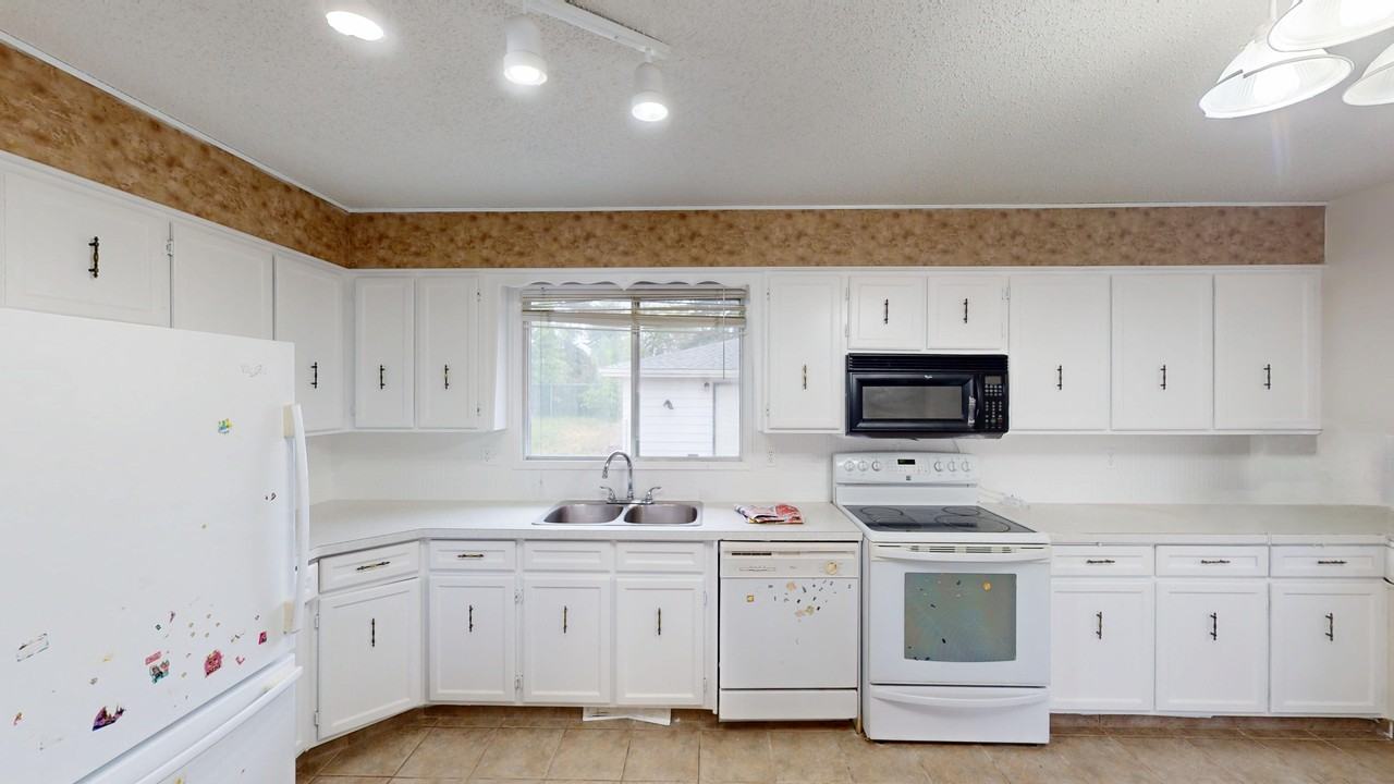 15811 114 St NW - Photo 4 of 12