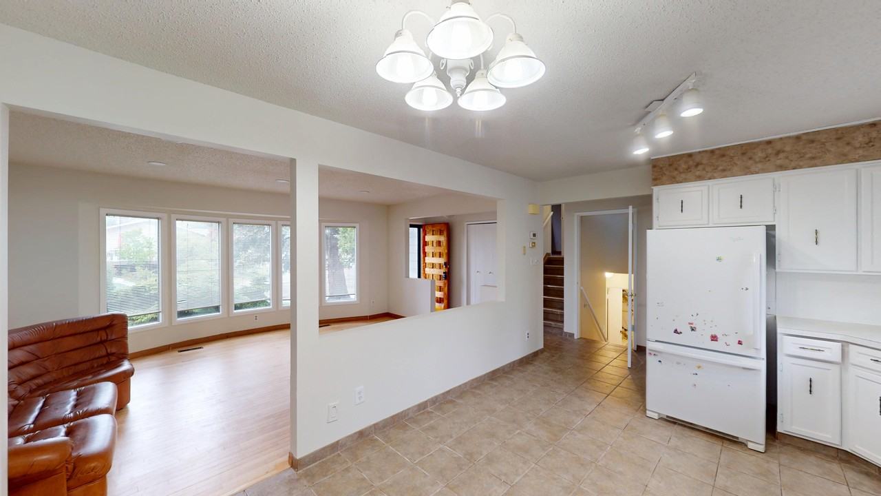 15811 114 St NW - Photo 5 of 12