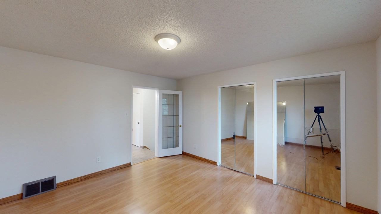 15811 114 St NW - Photo 7 of 12