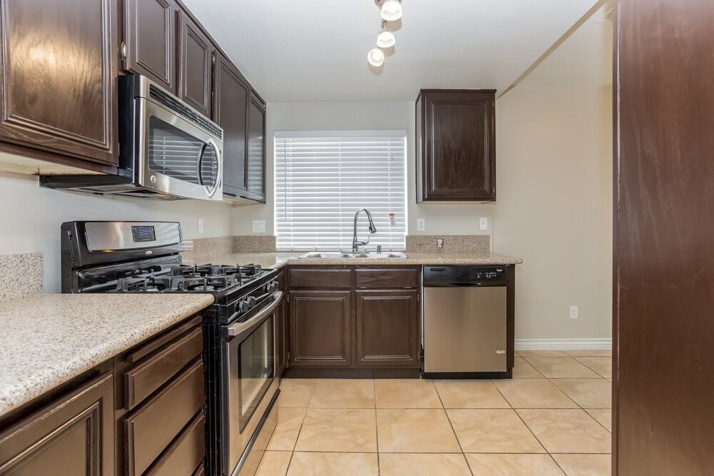 4565 Savin Cir - Photo 6 of 17