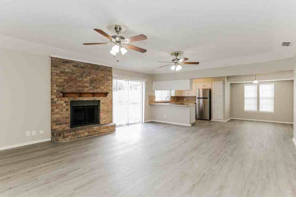 2727 Lucas Dr - Photo 4 of 16
