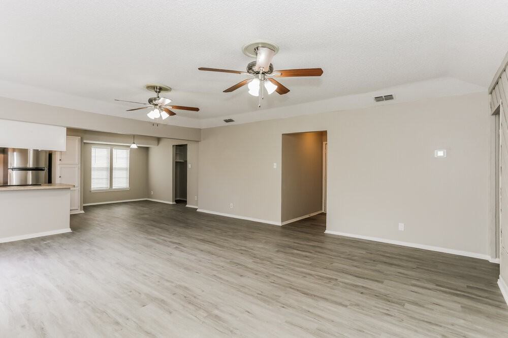 2727 Lucas Dr - Photo 5 of 16