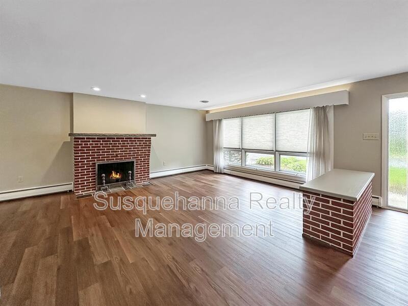 215 Division St - Photo 2 of 28